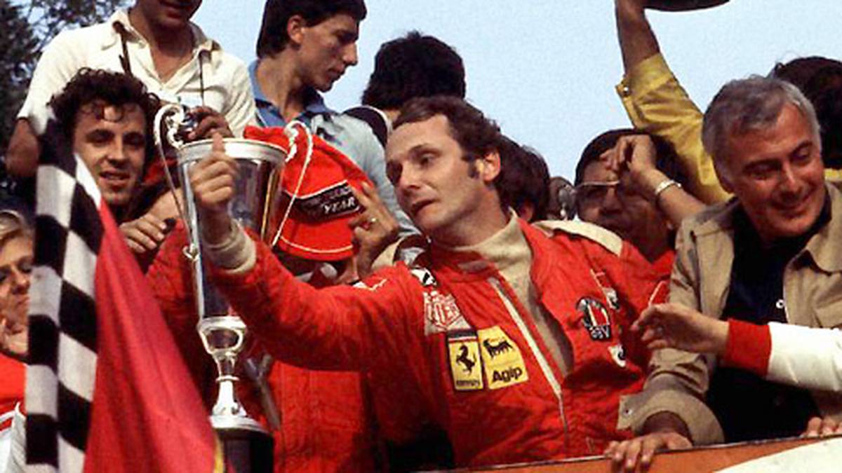 Denn schon in seiner zweiten Saison im Cockpit des italienischen Rennstalls holt Lauda den Weltmeistertitel. Der Österreicher besiegt seinen Teamkollegen Clay Regazzoni und dominiert 1975 auch den Rest des Fahrerfeldes. Fünf Saisonrennen entscheidet er für sich