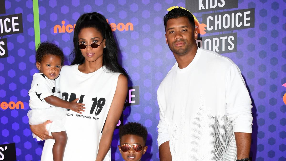 Im Partnerlook in weiß kommen sie gerne auch als Familie zu Events