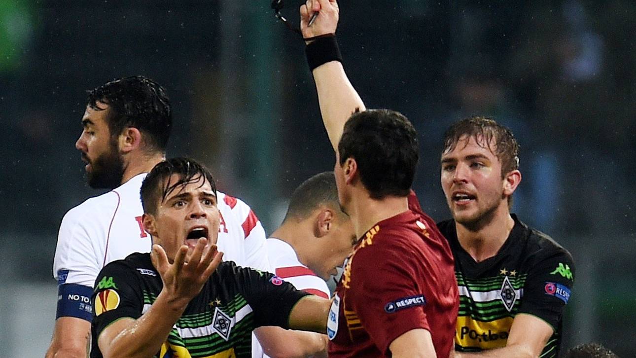 Granit Xhaka von Borussia Mönchengladbach sieht gegen den FC Sevilla Gelb-Rot