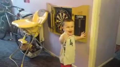 Mit erst 16 Jahren sorgt Luke Littler bei der Darts-WM für Furore. Kein Wunder: Schließlich übte der Engländer schon als kleiner Knirps fleißig am Darts-Board - und imitierte dabei die ganz Großen der Szene.