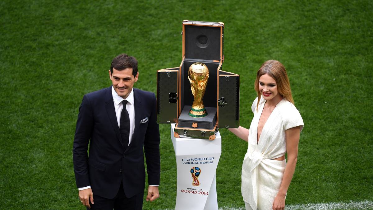 Spaniens ehemaliger Nationalkeeper Iker Casillas präsentiert den begehrten Weltmeister-Pokal, der aktuell der deutschen Nationalmannschaft gehört