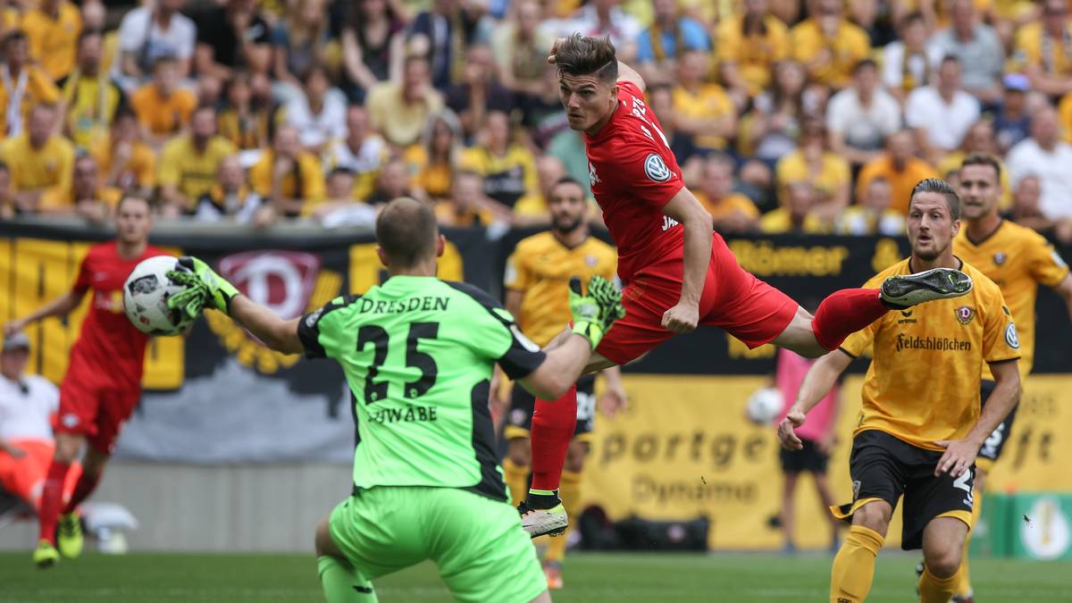 Im Sachsen-Derby zwischen Dynamo Dresden und RB Leipzig bringt Marcel Sabitzer die Gäste per Kopf in Führung