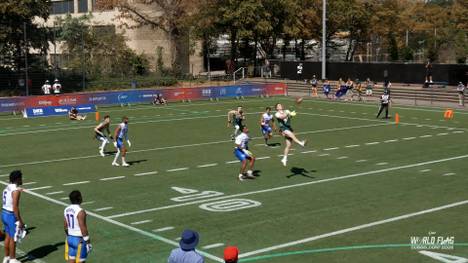 Bei der Flag-Football-WM in Düsseldorf machen die Australier im Spiel gegen Amerikanisch-Samoa die Trickkiste auf und erzielen einen unglaublich cleveren Touchdown.