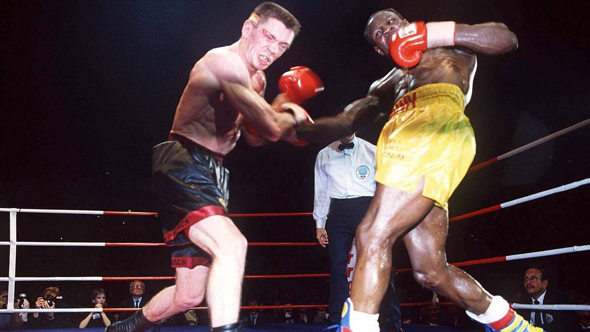 Skandalös geht es bei seinem Kampf gegen Chris Eubank zu. Im Kampf um den WBO-Titel im Supermittelgewicht verliert er umstritten nach Punkten