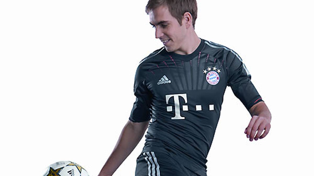 In Dunkelblau kommt das Champions-League-Dress der Saison 2012/2013 daher. Unglück brachte diese ungewohnte Farbe aber nicht, vielmehr zogen die Münchner erneut ins Champions-League-Finale ein und triumphierten dort ebenso wie in Meisterschaft und Pokal