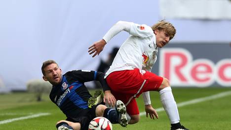 Frankfurts Alexander Huber kämpft um den Ball mit Leipzigs Emil Forsberg