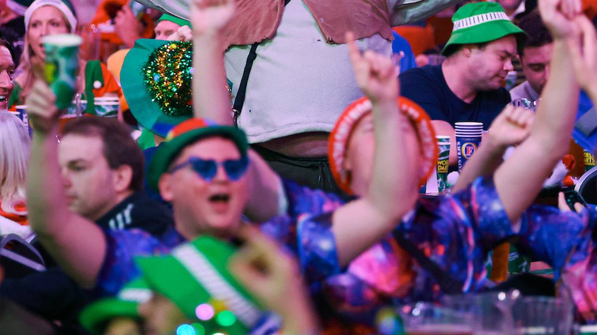 Shrek feiert bei der größten Darts-Party des Jahres
