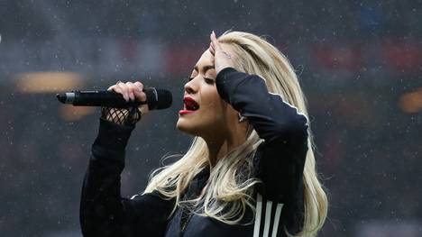 Rita Ora sang zusammen mit Formel-1-Champion Lewis Hamilton
