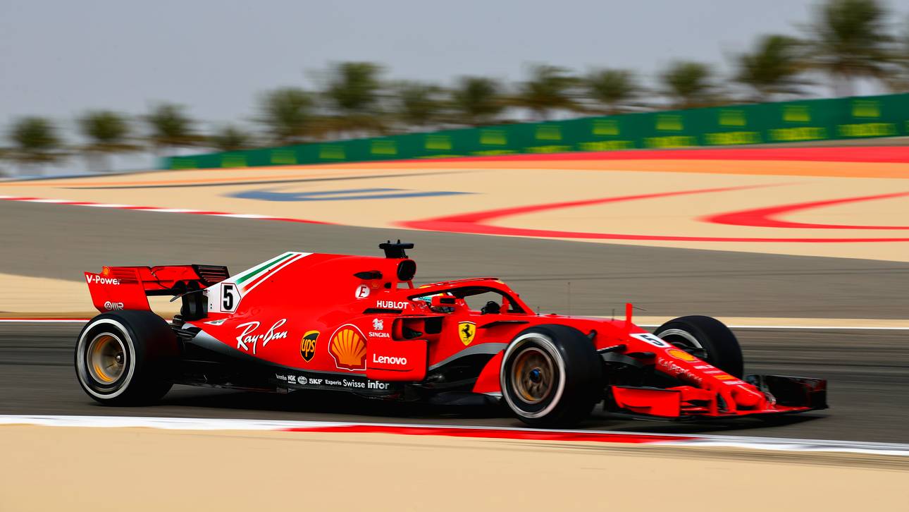 Ferrari in der Wüste vor Mercedes
