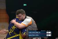 Luke Littler gewinnt sein erstes Spiel der German Darts Championship in Hildesheim gegen Dylan Slevin spielend leicht und fügt dem Iren einen White Wash zu.