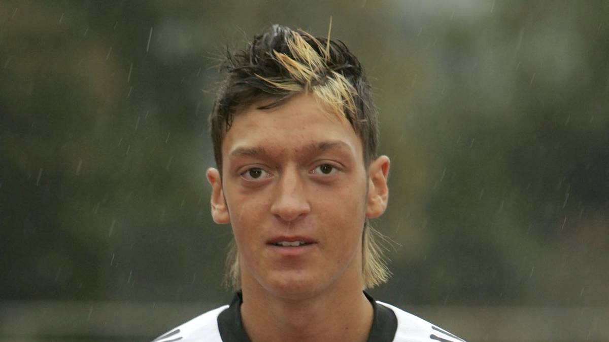 Als der Stern von MESUT ÖZIL 2006 aufging, buhlte die Türkei mit Trainer Fatih Terim um den deutschen U21-Nationalspieler. Özil aber entschied sich jedoch für den DFB und gab 2007 seinen türkischen Pass ab, wurde dafür von türkischen Fans als "Vaterlandsverräter" und Schlimmeres beleidigt