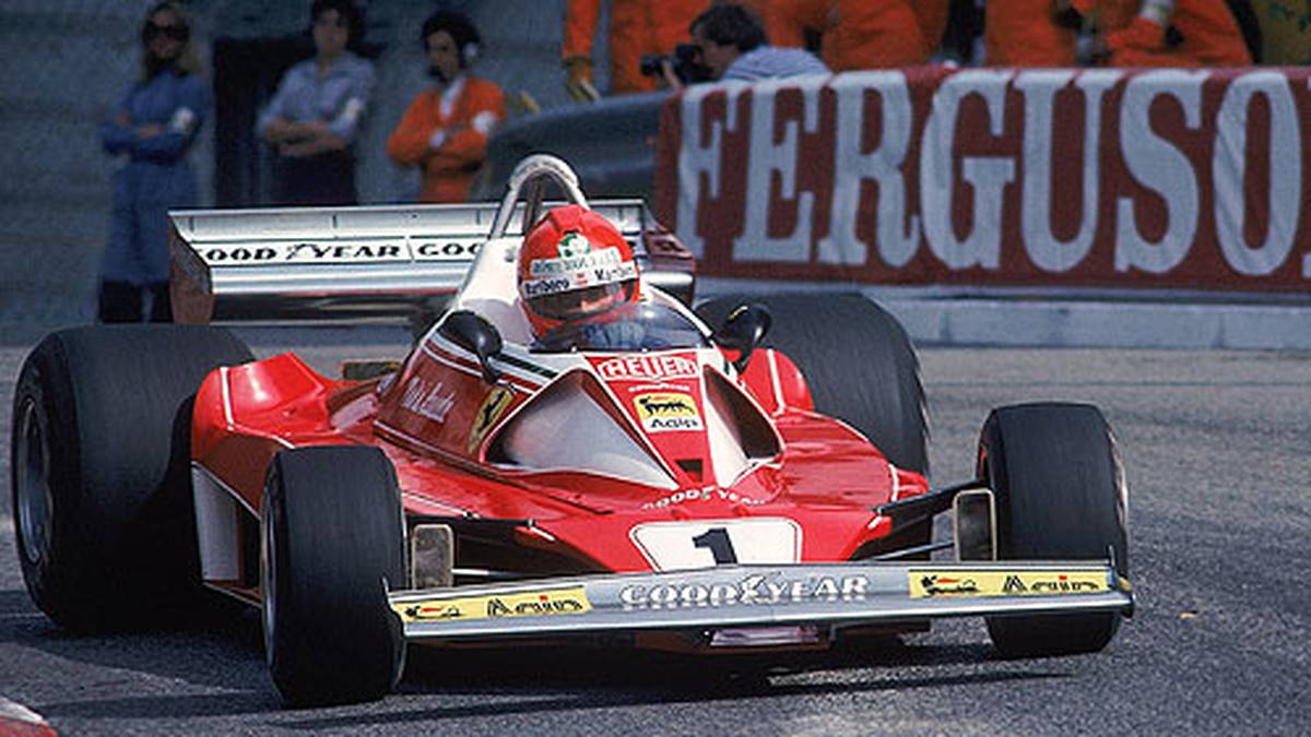 Zu Beginn der Saison 1976 gibt Lauda wieder den Ton an. Nach vier Siegen in acht Rennen führt er in der WM-Wertung souverän, obwohl er sich bei einem Traktorunfall zwei Rippen bricht. Beim Grand Prix von Spanien fährt er nur mit Schmerzmitteln. Da ahnt er die Tragödie noch nicht