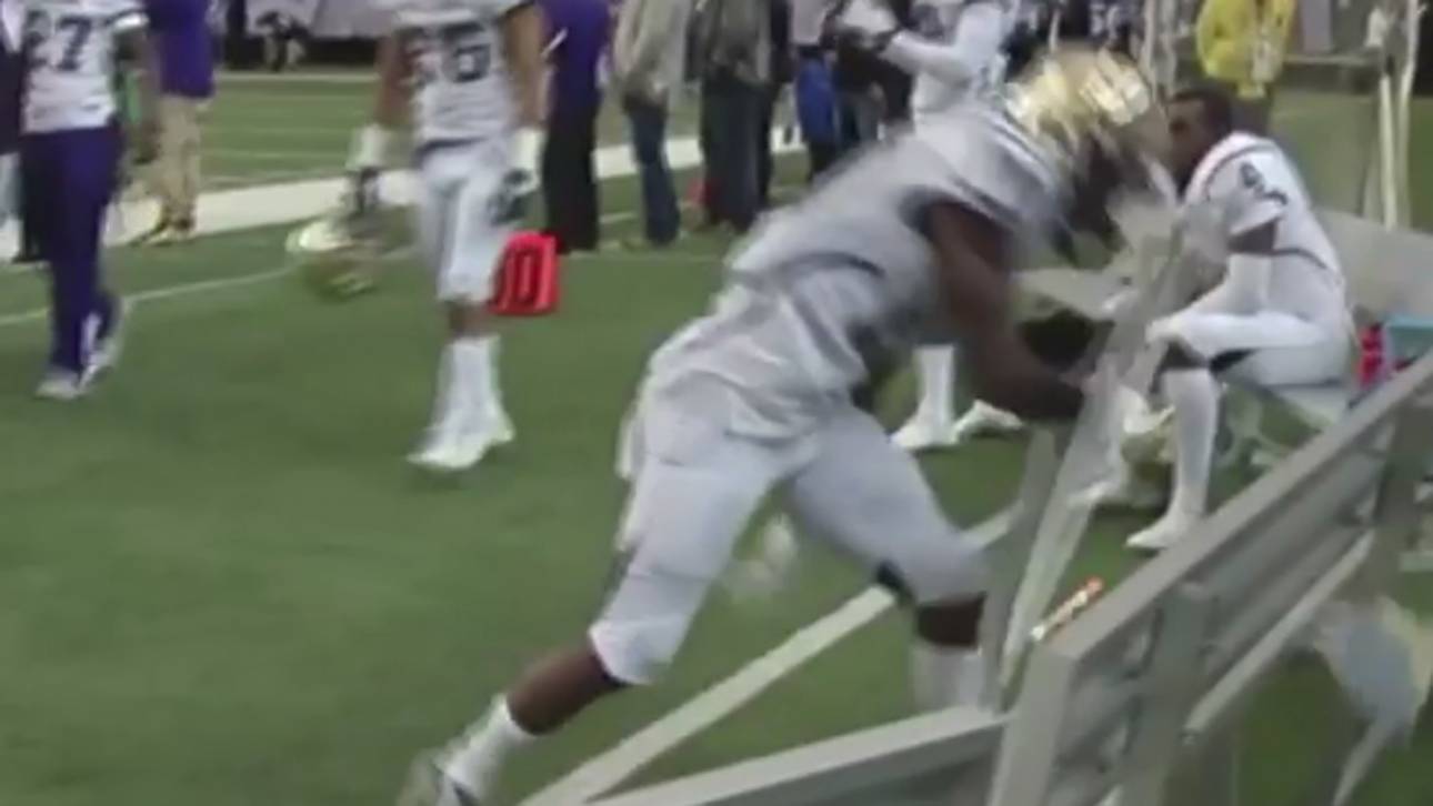 Footballer zerschlägt Taktiktafel