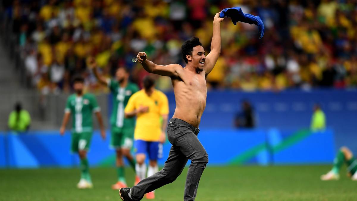 Das 0:0 zwischen Brasilien und dem Irak hatte nicht viel zu bieten. Das wollte ein Fan offensichtlich ändern