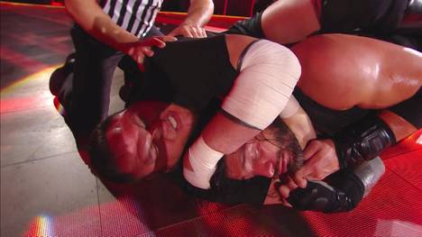 Samoa Joe attackierte bei WWE Monday Night RAW Roman Reigns