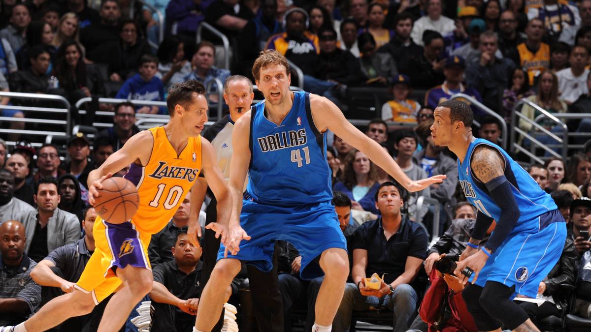 Auch Assist-König Steve Nash wird von den Mavs 1996 übersehen und geht stattdessen als 15. Pick zu den Phoenix Suns. Diesen Fehler korrigieren die Mavericks aber zwei Jahre später und schnappen sich den Kanadier. Bis 2004 trägt der mittlerweile 43-Jährige das Trikot der Texaner. 2015 tritt er bei den L.A. Lakers wegen anhaltender Verletzungsprobleme endgültig zurück