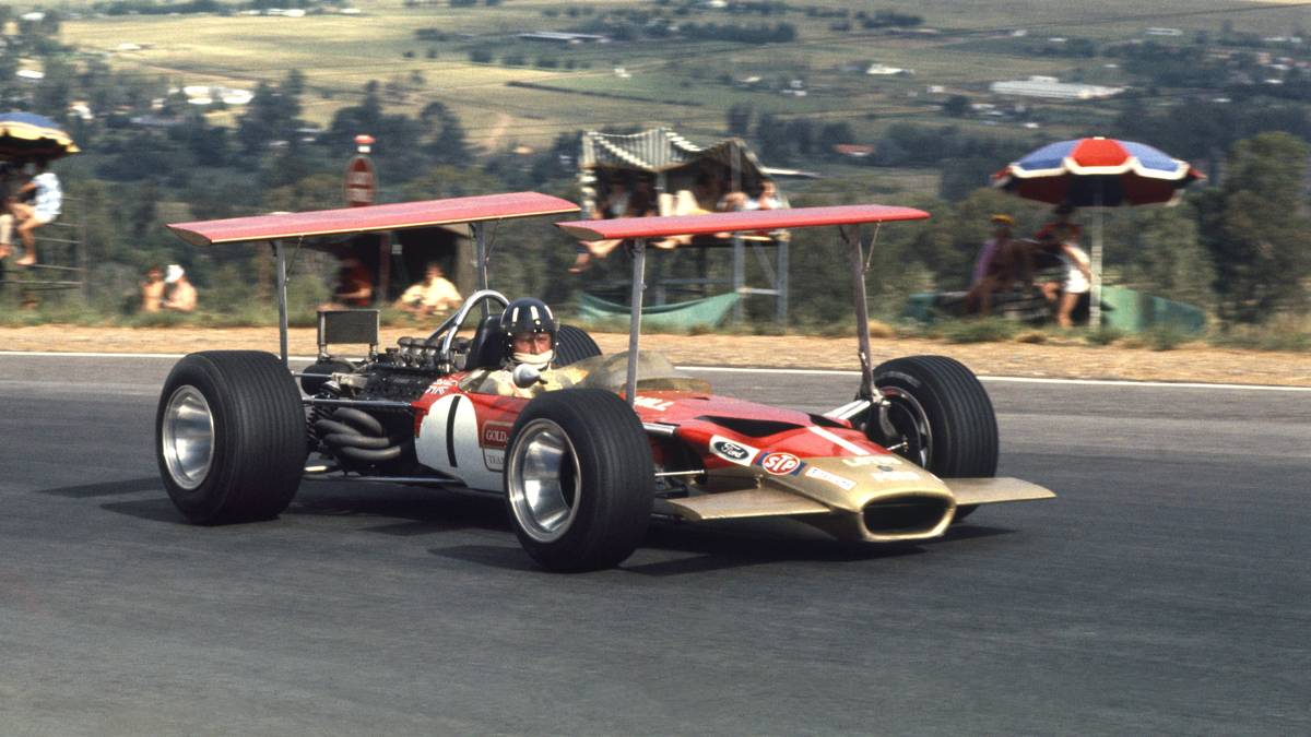 In den 60er-Jahren sprießen die Flügel noch aus allen möglichen Stellen aus den Autos. Bei Lotus überrascht man damals mit dieser außergewöhnlichen Konstruktion