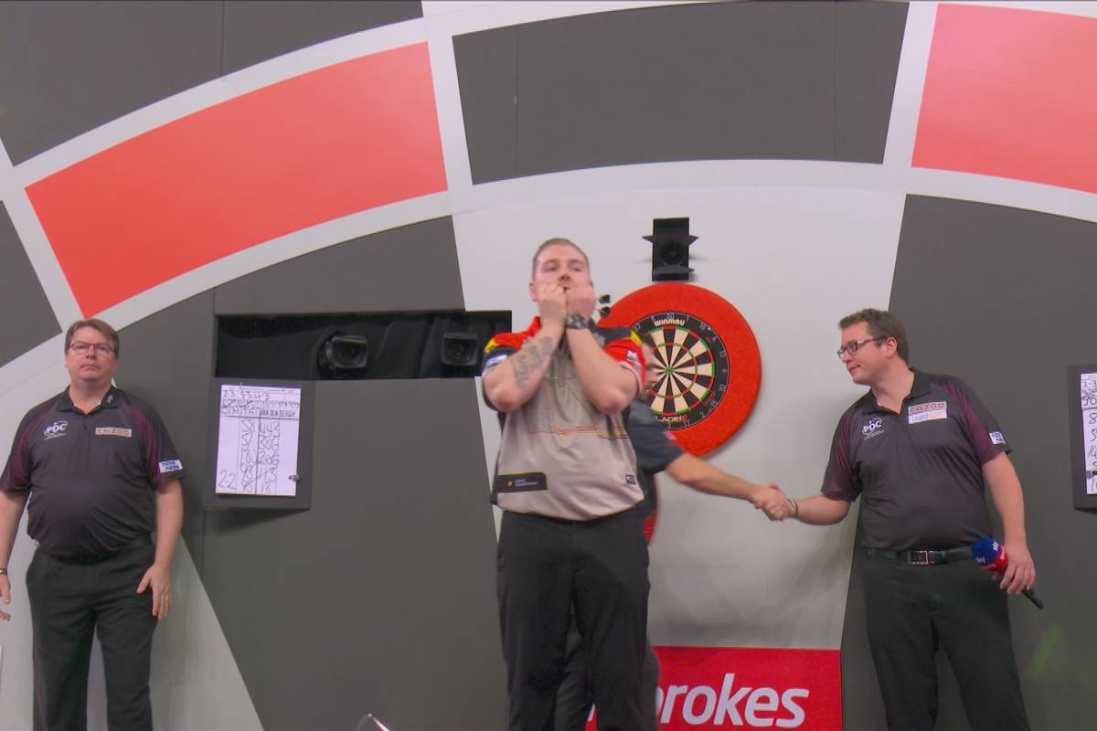 Dimitri Van den Bergh zieht mit einem 5:3-Sieg über Jonny Clayton zum ersten Mal in seiner Karriere in das WM Halbfinale ein.