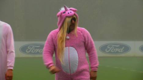 Karnevalsauftakt in Köln - und natürlich feierte auch der 1. FC Köln am 11.11. das jecke Datum. Coach Steffen Baumgart hatte ein besonderes Kostüm am Start.