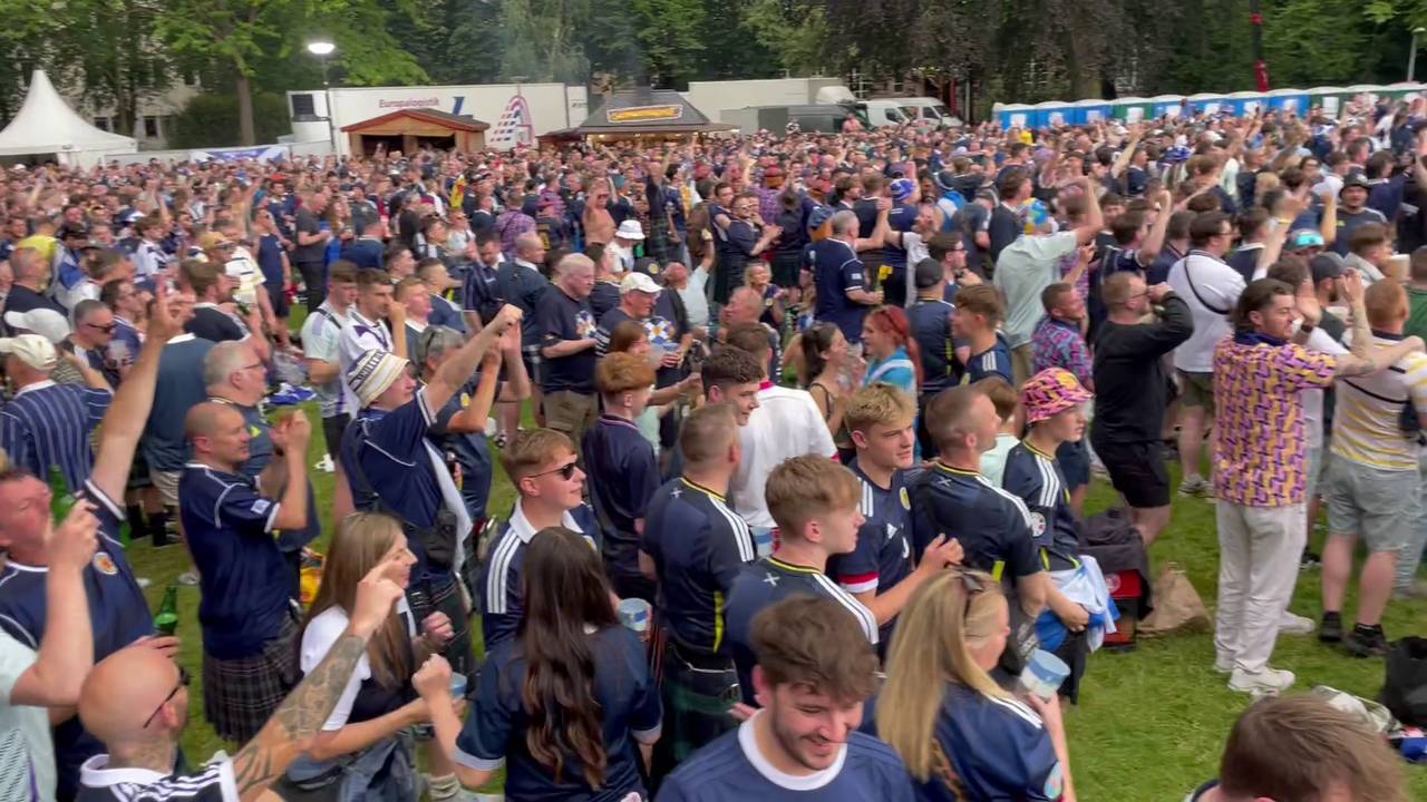 65.000 Fans! Schotten nehmen vor Ungarn-Spiel Stuttgart ein | EM 2024