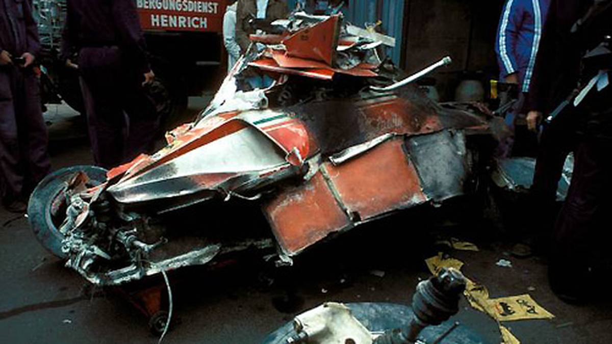 Der Horrorcrash passiert auf dem Nürburgring. In einer Linkskurve verliert Lauda die Kontrolle über seinen Ferrari 312T2 und prallt gegen eine Felswand. Der Wagen schleudert an der Fahrbahn entlang und geht sofort in Flammen auf