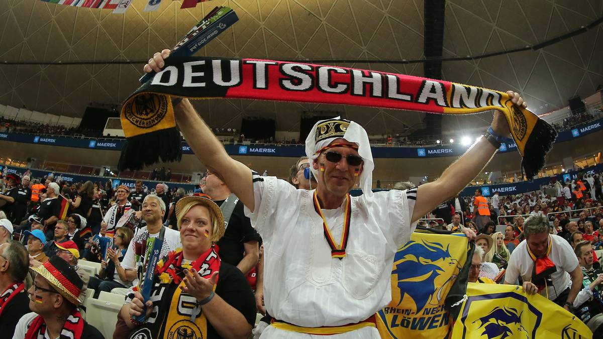 Wieder haben sich einige deutsche Fans in der Halle eingefunden. Sie wollen das DHB-Team beim Traum Halbfinale unterstützen - vergebens