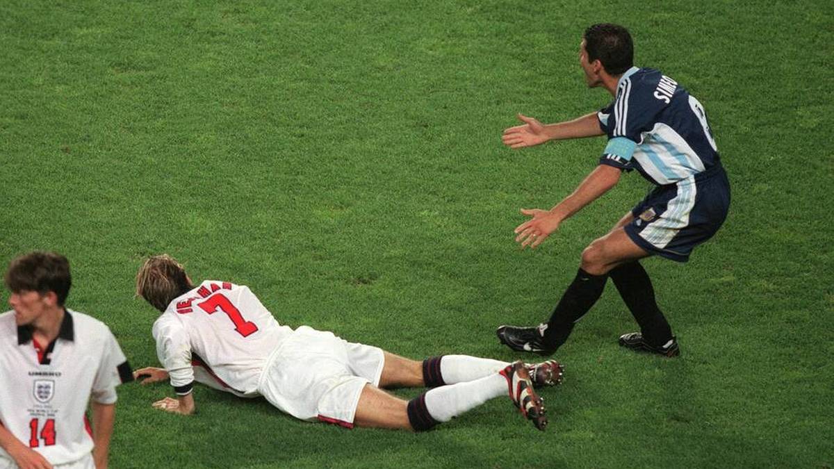 David Beckham sah nach einer Tätlichkeit gegen Diego Simeone im WM-Achtelfinale die Rote Karte