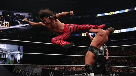 Shinsuke Nakamura (l., gegen Bobby Roode) steht vor dem Aufstieg in den WWE-Hauptkader