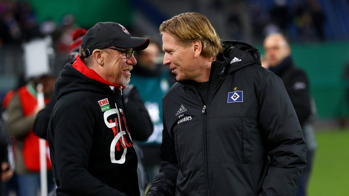 Am ersten Tag der Achtelfinalpartien im DFB-Pokal steigt in Hamburg das Bundesligaduell zwischen dem HSV und dem 1. FC Köln. Die Trainerkollegen Peter Stöger (l.) und Markus Gisdol reichen sich vor der Partie freundschaftlich die Hand