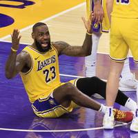 Die Los Angeles Lakers verlieren in letzter Sekunde gegen die Denver Nuggets, und LeBron James redet sich in der Pressekonferenz in Rage. Im Zentrum seiner Kritik stehen die Schiedsrichter.