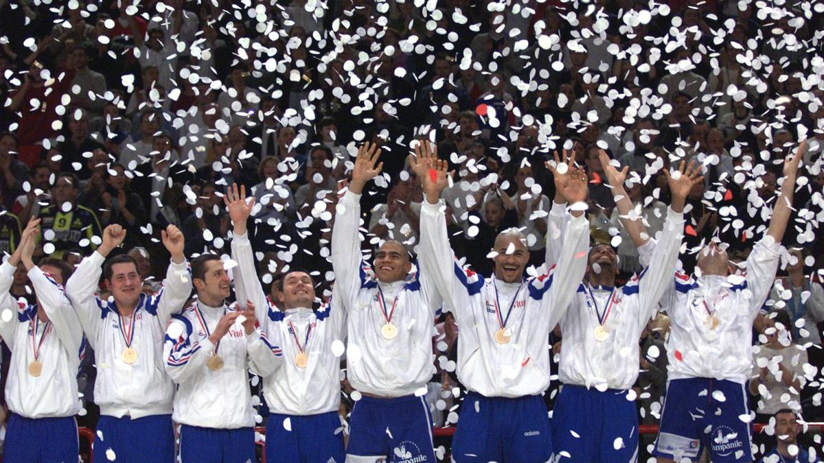 2001, FRANKREICH: Den ersten Titel des Jahrtausends sichern sich die Franzosen - und das auch noch im eigenen Land. Dabei räumen sie auf dem Weg zum Titel unter anderem das deutsche Team im Viertelfinale (26:23 n.V.) aus dem Weg