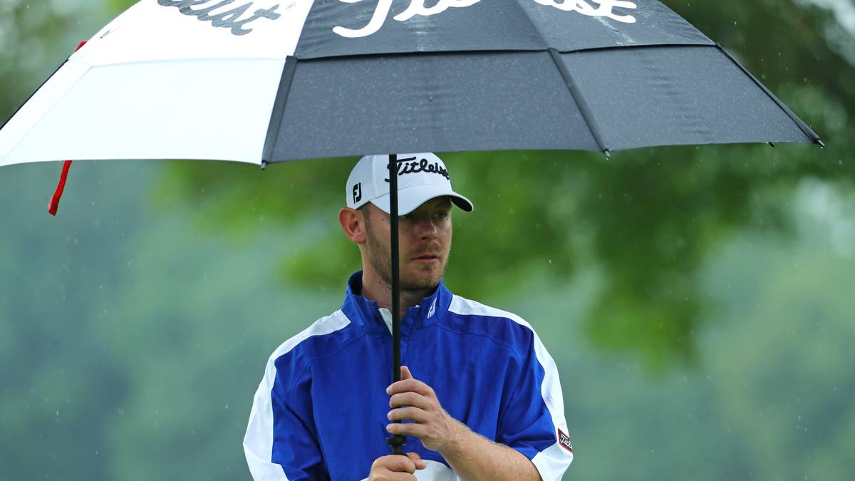 Zu Beginn müssen die Spieler auch mit den äußeren Bedingungen kämpfen. Der Regen macht das Golfspiel nicht unbedingt leichter. Der Schotte Scott Henry weiß sich aber zu helfen