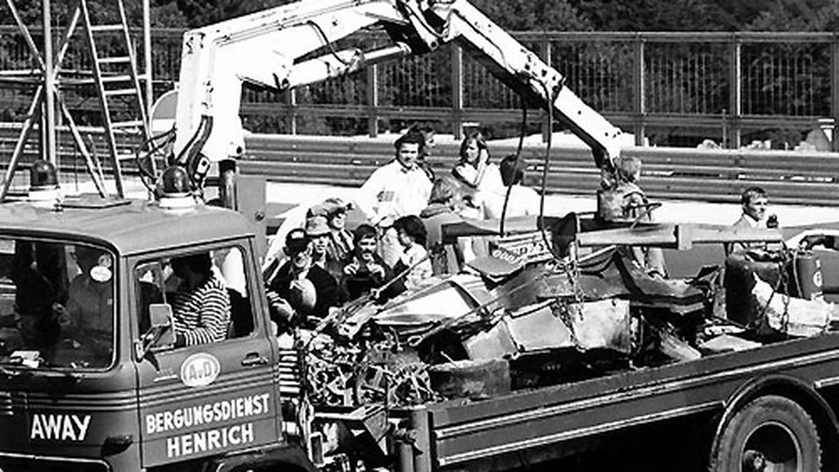 Lauda kann sich mithilfe anderer Fahrer, die anhalten, gerade noch rechtzeitig aus dem Wrack retten. Noch heute spricht er von diesem Moment als seinem "Barbecue". Trotz schwerer Schmerzen ist Lauda die ganze Zeit bei Bewusstsein, erinnern kann er sich an den Unfall nicht. Die Ursache des Crashes wird nie geklärt