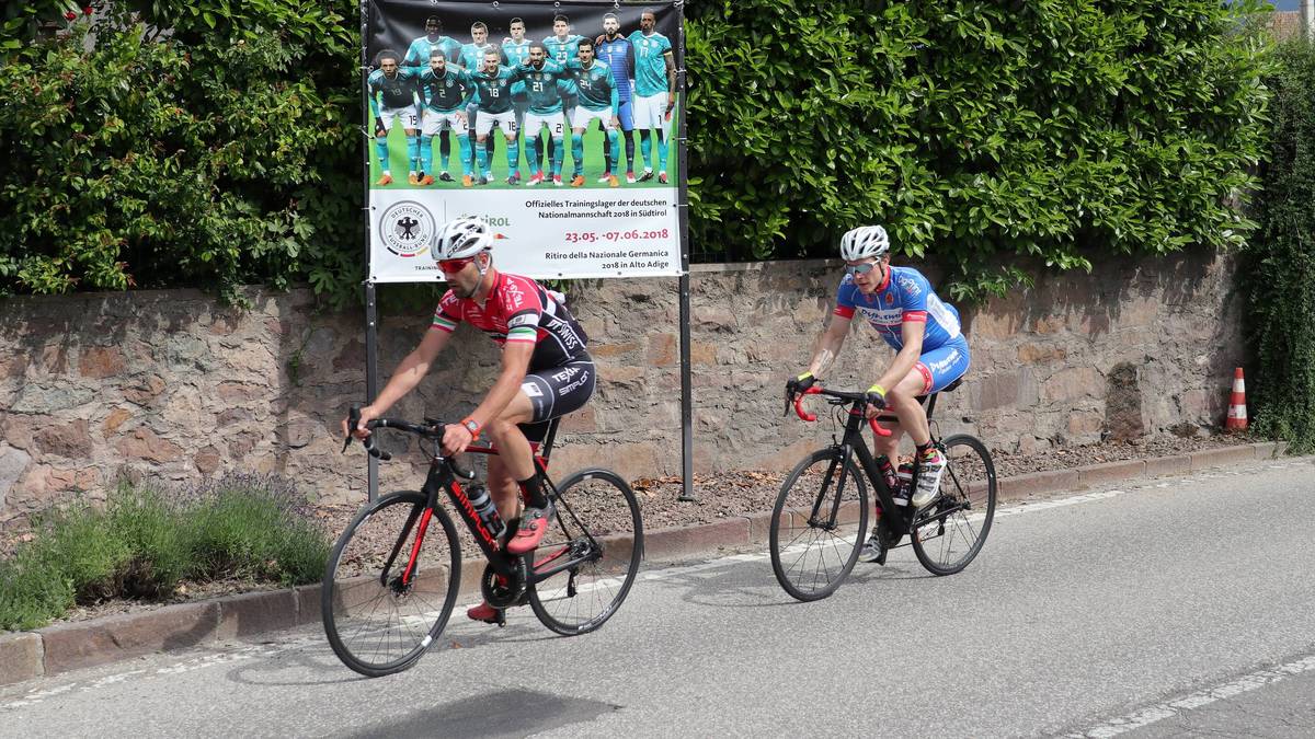 Schon am Ortseingang von Girlan weist ein Schild auf das Trainingslager des Weltmeisters hin