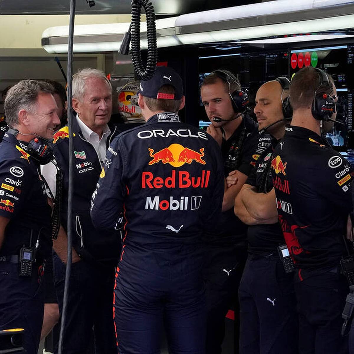 In der ersten Weltmeister-Saison von Max Verstappen soll sein Team die Budgetgrenze der Formel 1 überschritten haben. Motorsportchef Helmut Marko wehrt sich - und wittert eine Verschwörung.