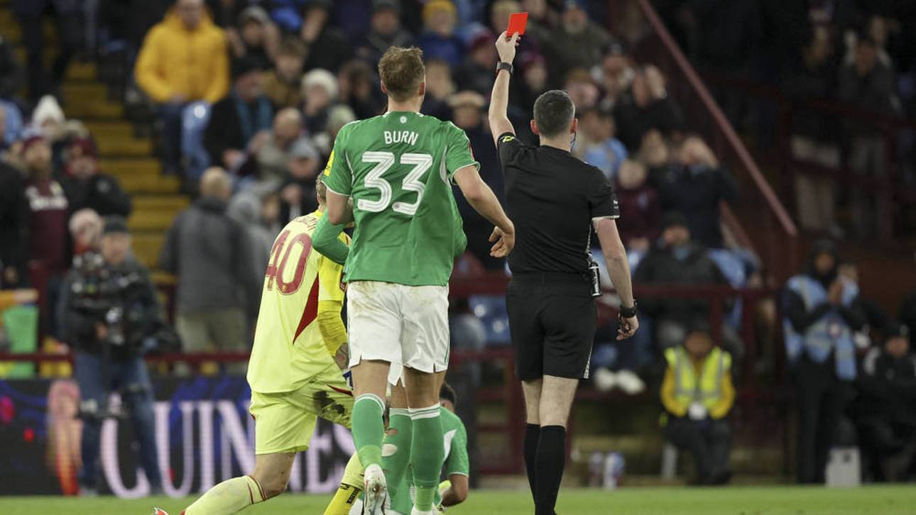 Schiedsrichter Chris Kavanagh stellt Villa-Keeper Marco Bizot vom Platz