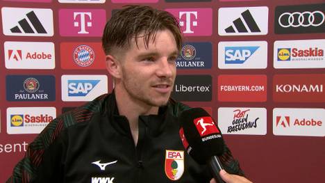 Leroy Sané und Mads Pedersen liefern sich beim Gang in die Kabine ein Scharmützel. Der Augsburg-Profi nimmt es nach der Partie mit Humor.