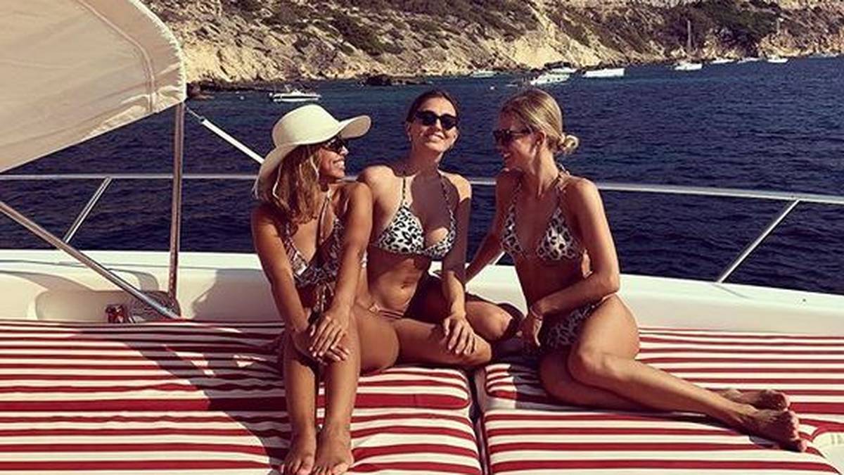 Sarah Richmond, Freundin von Julian Weigl (l.), sowie Scarlett Gartmann, die Verlobte von Marco Reus (r.), flankieren auf einer Yacht die Frau des Schweizer Innenverteidigers Manuel Akanji