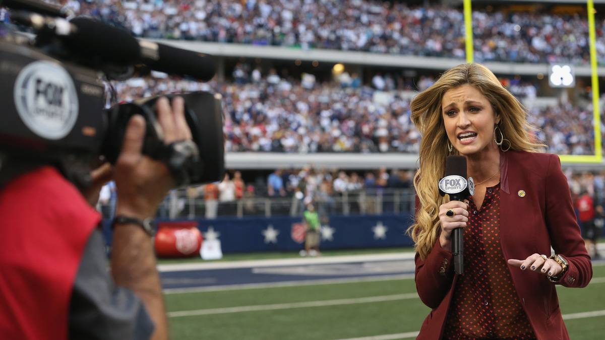 Seine Freundin ist Erin Andrews, ihres Zeichens Reporterin beim US-amerikanischen TV-Sender "Fox".  Dort berichtet sie unter anderem von der Seitenlinie bei Spielen der NFL