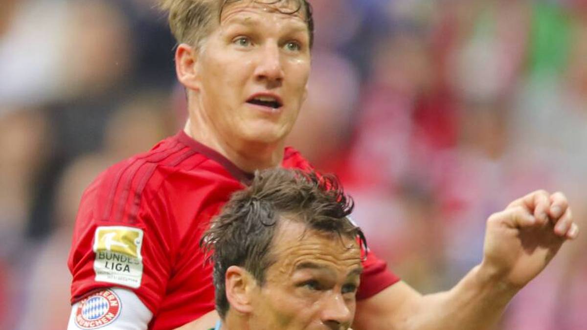 Bastian Schweinsteiger (hinten) im Luftduell mit Markus Feulner, der zu dem Zeitpunkt beim FC Augsburg spielte. 