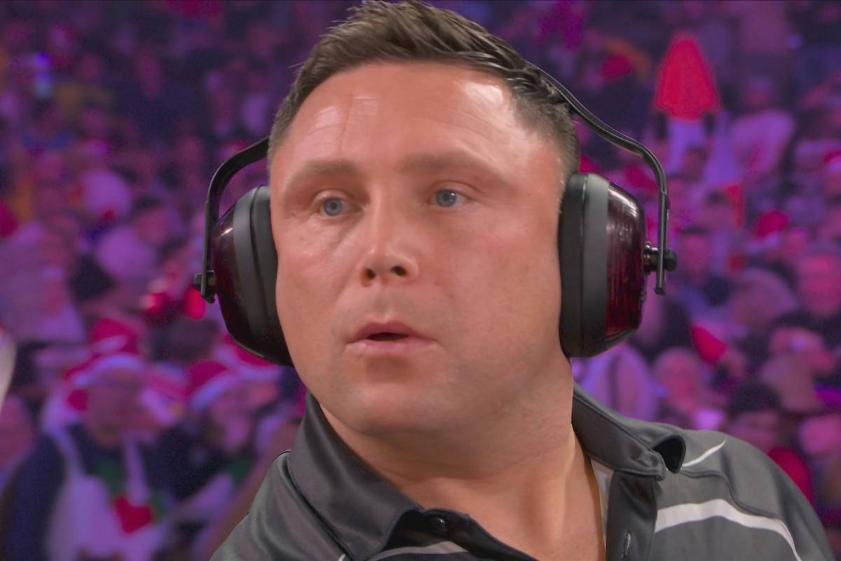 Gerwyn Price hat vor zwei Jahren nach einer Pause plötzlich Kopfhörer auf den Ohren - und spielt mit diesen sein Match gegen Gabriel Clemens weiter. Das bringt ihm jedoch wenig.