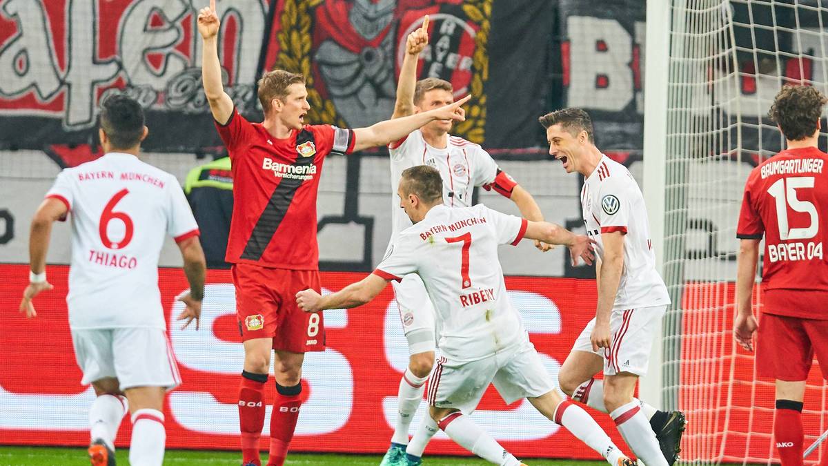 Und nur kurz darauf setzt es schon den nächsten Tiefschlag für Leverkusen: Am zweiten Pfosten steht Robert Lewandowski völlig frei