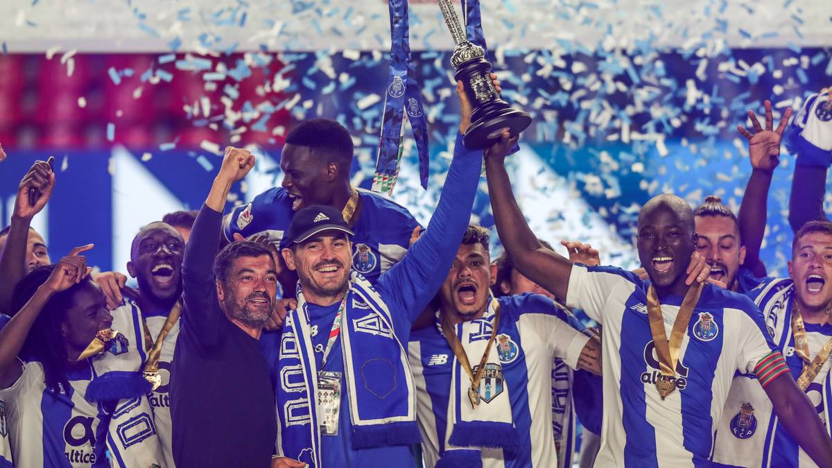 Der portugiesische Pokal ist am 1. August die letzte von unzähligen Trophäen, die Iker Casillas in seiner aktiven Laufbahn in den Himmel reckt. Drei Tage später erklärt der spanische Torhüter des FC Porto seine Karriere für beendet