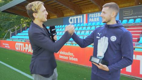 Timon Weiner von Holstein Kiel bekommt für 14 weiße Westen vergangene Saison eine besondere Auszeichnung übergeben.