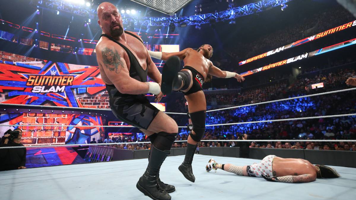 Amore wird genauso wie Big Show niedergetreten, Big Cass behält die Oberhand