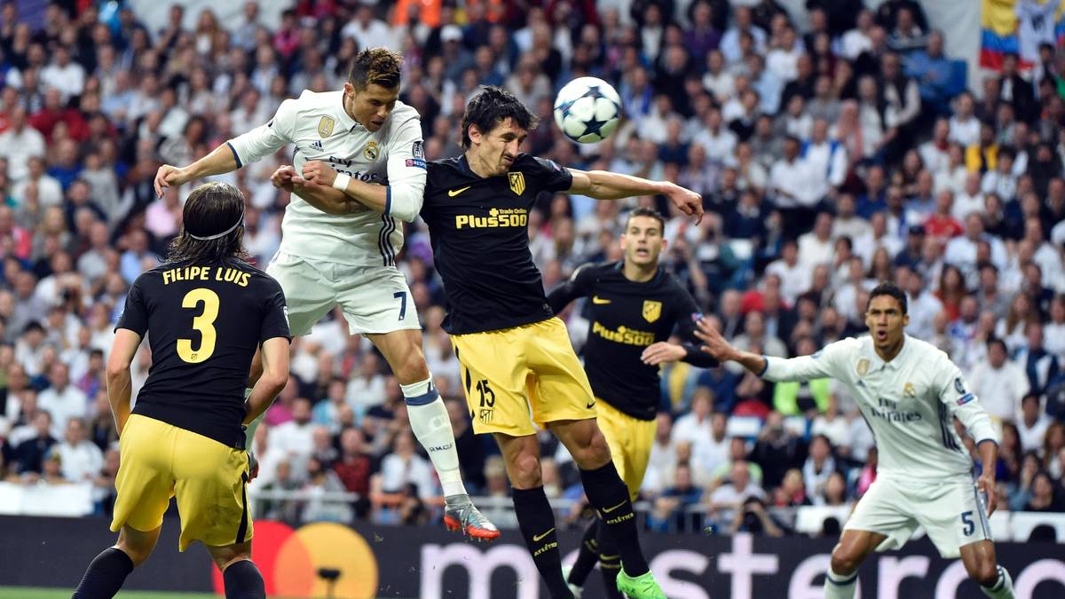 Nicht einmal zehn Minuten sind gespielt, da stellt Cristiano Ronaldo (2.v.l.) auf 1:0. Per Kopf bringt er Real in Führung