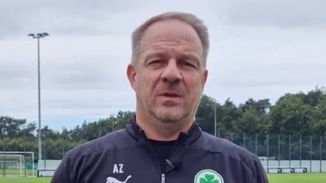 Fürth-Trainer Alexander Zorniger sorgt bei einem Interview mit kritischen Aussagen über seinen eigenen Torhüter für Empörung. Nun meldet er sich noch einmal zu Wort.