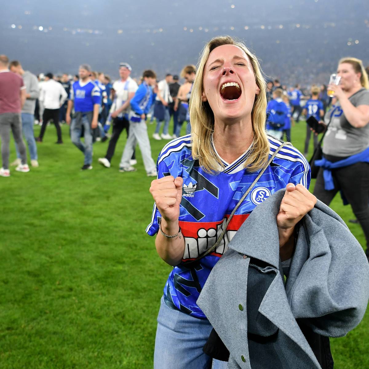 Der FC Schalke zeigt die ersten Teile seiner Doku-Serie in der Veltins-Arena. Den Fans wird ein emotionales Erlebnis versprochen. 