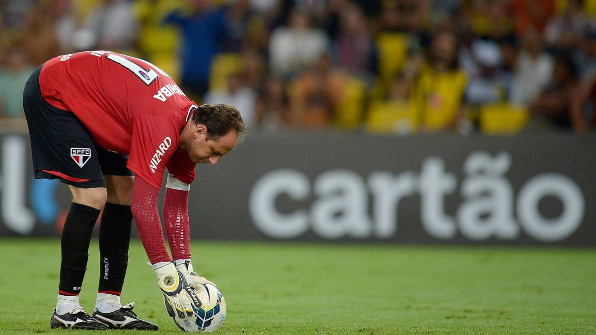 PLATZ 5 - ROGERIO CENI: Der Brasilianer war - wohlgemerkt als Torhüter - ein ausgezeichneter Freistoßschütze. Auch vom Elfmeterpunkt war er eine Bank. Mehr als die Hälfte seiner 111 Karriere-Tore waren Freistöße. Damit gilt er als der torgefährlichste Keeper der Welt