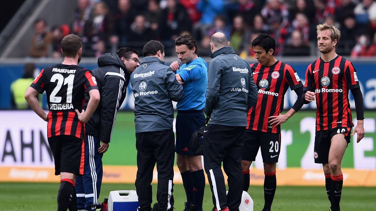 Die medizinische Abteilung der Hessen bringt den Schiedsrichter wieder auf die Beine. Weiter geht's!